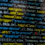 Веб-разработка для начинающих программистов с ноутбуком и кодом