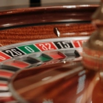 Колесо рулетки в казино с шариком и игровым столом