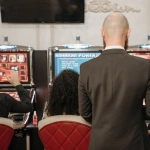 Современные онлайн игровые автоматы и слоты на экранах устройств